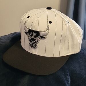 Vintage Look Chicago Bulls Pinstripe Snap- back Hat! Excellent Condition!